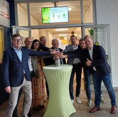 Neue Energie Landkreis Bad Dürkheim GmbH nimmt Photovoltaik-Anlage auf Leininger Gymnasium in Grünstadt in Betrieb - Image
